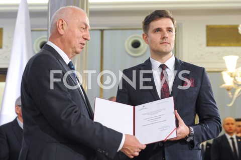  24.10.2019 WARSZAWA<br />
UROCZYSTOSC WRECZENIA NOMINACJI POSLOM IX KADENCJI<br />
N/Z ROBERT GONTARZ<br />
 