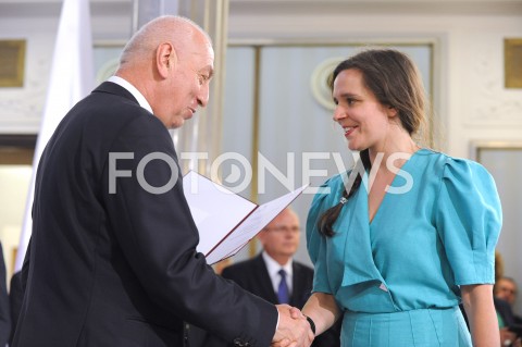  24.10.2019 WARSZAWA<br />
UROCZYSTOSC WRECZENIA NOMINACJI POSLOM IX KADENCJI<br />
N/Z KLAUDIA JACHIRA WIESLAW KOZIELEWICZ <br />
 