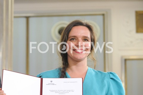  24.10.2019 WARSZAWA<br />
UROCZYSTOSC WRECZENIA NOMINACJI POSLOM IX KADENCJI<br />
N/Z KLAUDIA JACHIRA<br />
 