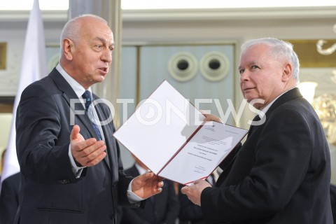  24.10.2019 WARSZAWA<br />
UROCZYSTOSC WRECZENIA NOMINACJI POSLOM IX KADENCJI<br />
N/Z JAROSLAW KACZYNSKI WIESLAW KOZIELEWICZ <br />
 