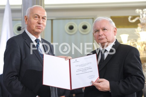  24.10.2019 WARSZAWA<br />
UROCZYSTOSC WRECZENIA NOMINACJI POSLOM IX KADENCJI<br />
N/Z JAROSLAW KACZYNSKI WIESLAW KOZIELEWICZ <br />
 