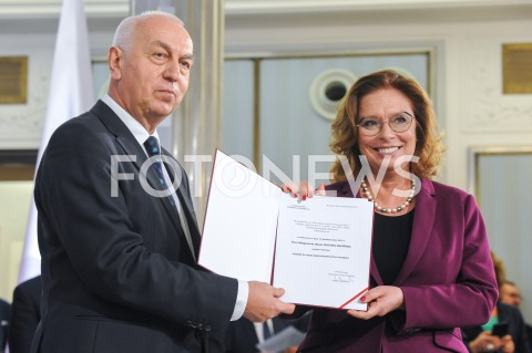  24.10.2019 WARSZAWA<br />
UROCZYSTOSC WRECZENIA NOMINACJI POSLOM IX KADENCJI<br />
N/Z MALGORZATA KIDAWA BLONSKA WIESLAW KOZIELEWICZ <br />
 