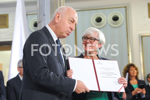  24.10.2019 WARSZAWA<br />
UROCZYSTOSC WRECZENIA NOMINACJI POSLOM IX KADENCJI<br />
N/Z JOANNA KLUZIK ROSKOWSKA<br />
 