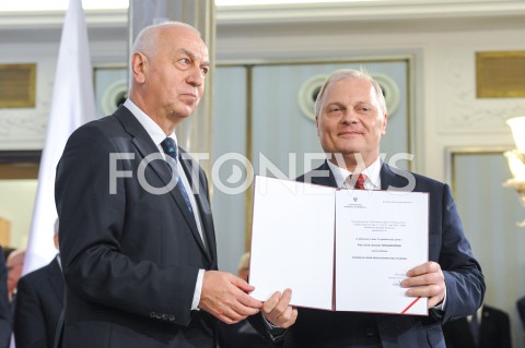  24.10.2019 WARSZAWA<br />
UROCZYSTOSC WRECZENIA NOMINACJI POSLOM IX KADENCJI<br />
N/Z LECH KOLAKOWSKI<br />
 