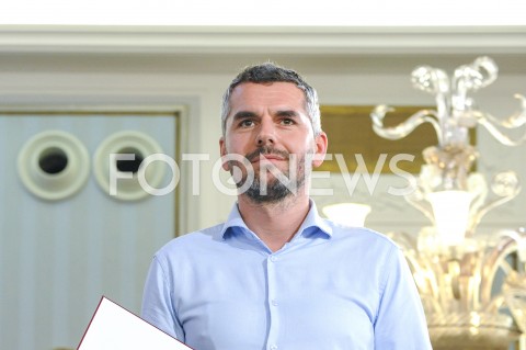  24.10.2019 WARSZAWA<br />
UROCZYSTOSC WRECZENIA NOMINACJI POSLOM IX KADENCJI<br />
N/Z MACIEJ KONIECZNY<br />
 