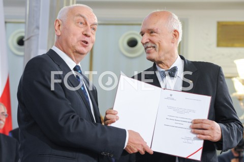  24.10.2019 WARSZAWA<br />
UROCZYSTOSC WRECZENIA NOMINACJI POSLOM IX KADENCJI<br />
N/Z JANUSZ KORWIN MIKKE WIESLAW KOZIELEWICZ <br />
 