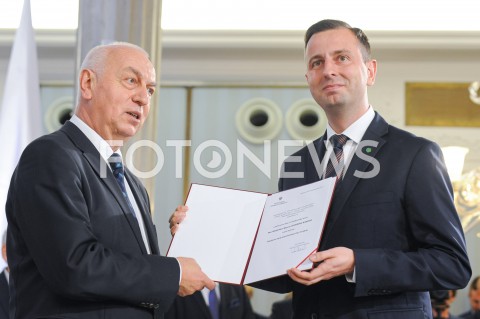  24.10.2019 WARSZAWA<br />
UROCZYSTOSC WRECZENIA NOMINACJI POSLOM IX KADENCJI<br />
N/Z WLADYSLAW KOSINIAK KAMYSZ WIESLAW KOZIELEWICZ <br />
 
