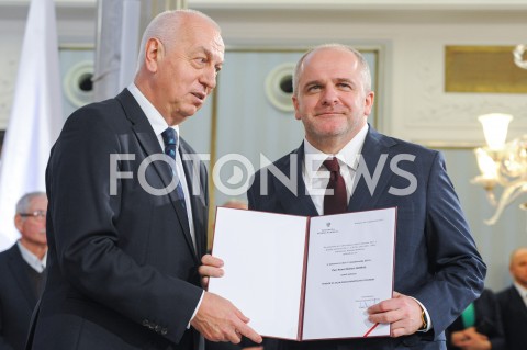  24.10.2019 WARSZAWA<br />
UROCZYSTOSC WRECZENIA NOMINACJI POSLOM IX KADENCJI<br />
N/Z PAWEL KOWAL<br />
 