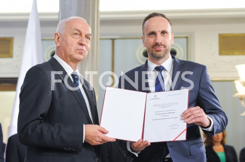  24.10.2019 WARSZAWA<br />
UROCZYSTOSC WRECZENIA NOMINACJI POSLOM IX KADENCJI<br />
N/Z JANUSZ KOWALSKI<br />
 