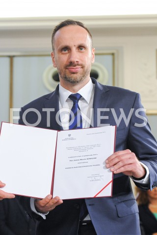  24.10.2019 WARSZAWA<br />
UROCZYSTOSC WRECZENIA NOMINACJI POSLOM IX KADENCJI<br />
N/Z JANUSZ KOWALSKI<br />
 