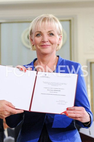  24.10.2019 WARSZAWA<br />
UROCZYSTOSC WRECZENIA NOMINACJI POSLOM IX KADENCJI<br />
N/Z ANNA KWIECIEN<br />
 