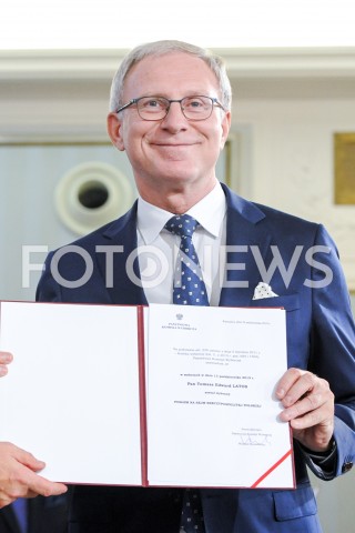  24.10.2019 WARSZAWA<br />
UROCZYSTOSC WRECZENIA NOMINACJI POSLOM IX KADENCJI<br />
N/Z TOMASZ LATOS<br />
 