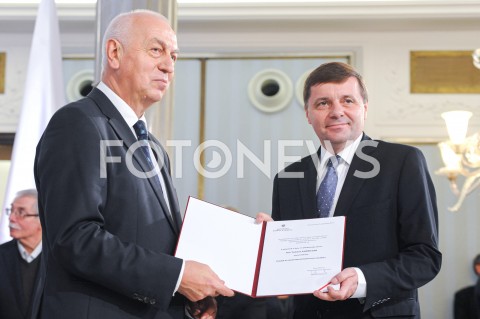  24.10.2019 WARSZAWA<br />
UROCZYSTOSC WRECZENIA NOMINACJI POSLOM IX KADENCJI<br />
N/Z TOMASZ LAWNICZAK<br />
 