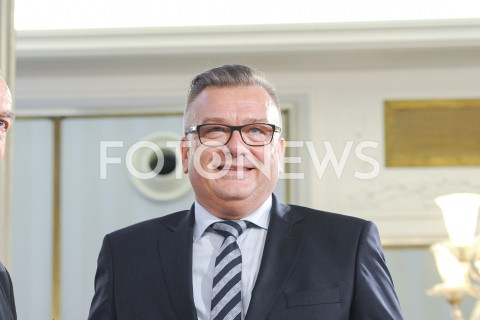  24.10.2019 WARSZAWA<br />
UROCZYSTOSC WRECZENIA NOMINACJI POSLOM IX KADENCJI<br />
N/Z ARTUR LACKI<br />
 