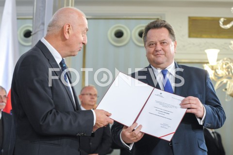  24.10.2019 WARSZAWA<br />
UROCZYSTOSC WRECZENIA NOMINACJI POSLOM IX KADENCJI<br />
N/Z JAROSLAW ZIELINSKI<br />
 