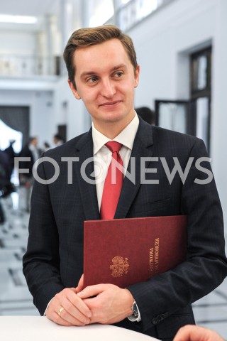  24.10.2019 WARSZAWA<br />
UROCZYSTOSC WRECZENIA NOMINACJI POSLOM IX KADENCJI<br />
N/Z SEBASTIAN KALETA<br />
 