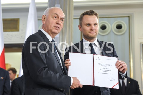  24.10.2019 WARSZAWA<br />
UROCZYSTOSC WRECZENIA NOMINACJI POSLOM IX KADENCJI<br />
N/Z KRZYSZTOF TRUSKOLASKI<br />
 
