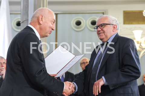  24.10.2019 WARSZAWA<br />
UROCZYSTOSC WRECZENIA NOMINACJI POSLOM IX KADENCJI<br />
N/Z ADAM LIPINSKI<br />
 