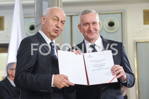  24.10.2019 WARSZAWA<br />
UROCZYSTOSC WRECZENIA NOMINACJI POSLOM IX KADENCJI<br />
N/Z ROBERT TYSZKIEWICZ<br />
 