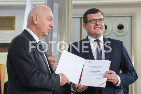 24.10.2019 WARSZAWA<br />
UROCZYSTOSC WRECZENIA NOMINACJI POSLOM IX KADENCJI<br />
N/Z PIOTR USCINSKI<br />
 