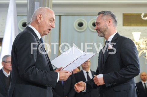  24.10.2019 WARSZAWA<br />
UROCZYSTOSC WRECZENIA NOMINACJI POSLOM IX KADENCJI<br />
N/Z JAROSLAW WALESA<br />
 