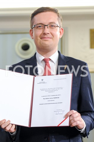  24.10.2019 WARSZAWA<br />
UROCZYSTOSC WRECZENIA NOMINACJI POSLOM IX KADENCJI<br />
N/Z ROBERT WINNICKI<br />
 