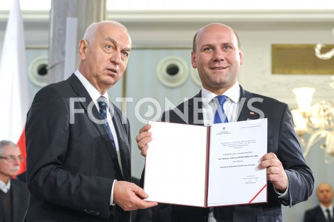  24.10.2019 WARSZAWA<br />
UROCZYSTOSC WRECZENIA NOMINACJI POSLOM IX KADENCJI<br />
N/Z SZYMON SZYNKOWSKI VEL SEK<br />
 