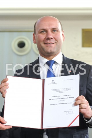  24.10.2019 WARSZAWA<br />
UROCZYSTOSC WRECZENIA NOMINACJI POSLOM IX KADENCJI<br />
N/Z SZYMON SZYNKOWSKI VEL SEK<br />
 