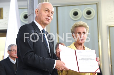  24.10.2019 WARSZAWA<br />
UROCZYSTOSC WRECZENIA NOMINACJI POSLOM IX KADENCJI<br />
N/Z IWONA SLEDZINSKA KATARASINSKA<br />
 