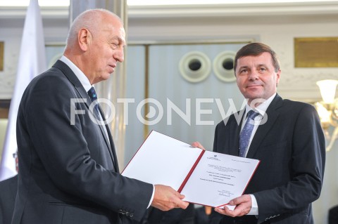  24.10.2019 WARSZAWA<br />
UROCZYSTOSC WRECZENIA NOMINACJI POSLOM IX KADENCJI<br />
N/Z TOMASZ LAWNICZAK<br />
 