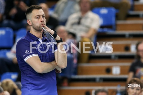  26.10.2019 RZESZOW <br />
SIATKOWKA <br />
LIGA SIATKOWKI KOBIET LSK 2019/2020 <br />
POLISH WOMEN'S VOLLEYBALL LEAGUE <br />
MECZ DEVELOPRES SKYRES RZESZOW - BANK POCZTOWY PALAC BYDGOSZCZ <br />
N/Z PIOTR MATELA - I TRENER ( HEAD COACH ) SYLWETKA <br />
 