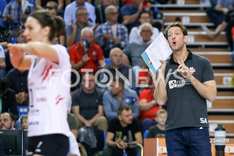  26.10.2019 RZESZOW <br />
SIATKOWKA <br />
LIGA SIATKOWKI KOBIET LSK 2019/2020 <br />
POLISH WOMEN'S VOLLEYBALL LEAGUE <br />
MECZ DEVELOPRES SKYRES RZESZOW - BANK POCZTOWY PALAC BYDGOSZCZ <br />
N/Z STEPHANE ANTIGA - I TRENER ( HEAD COACH ) SYLWETKA <br />
 