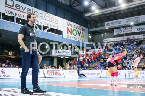  26.10.2019 RZESZOW <br />
SIATKOWKA <br />
LIGA SIATKOWKI KOBIET LSK 2019/2020 <br />
POLISH WOMEN'S VOLLEYBALL LEAGUE <br />
MECZ DEVELOPRES SKYRES RZESZOW - BANK POCZTOWY PALAC BYDGOSZCZ <br />
N/Z STEPHANE ANTIGA - I TRENER ( HEAD COACH ) SYLWETKA <br />
 