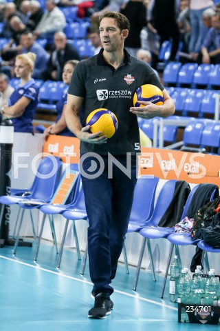  26.10.2019 RZESZOW <br />
SIATKOWKA <br />
LIGA SIATKOWKI KOBIET LSK 2019/2020 <br />
POLISH WOMEN'S VOLLEYBALL LEAGUE <br />
MECZ DEVELOPRES SKYRES RZESZOW - BANK POCZTOWY PALAC BYDGOSZCZ <br />
N/Z STEPHANE ANTIGA - I TRENER ( HEAD COACH ) SYLWETKA <br />
 