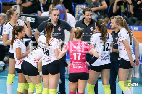  26.10.2019 RZESZOW <br />
SIATKOWKA <br />
LIGA SIATKOWKI KOBIET LSK 2019/2020 <br />
POLISH WOMEN'S VOLLEYBALL LEAGUE <br />
MECZ DEVELOPRES SKYRES RZESZOW - BANK POCZTOWY PALAC BYDGOSZCZ <br />
N/Z STEPHANE ANTIGA - I TRENER ( HEAD COACH ) BARTLOMIEJ DABROWSKI ZAWODNICZKI SIATKARKI <br />
 