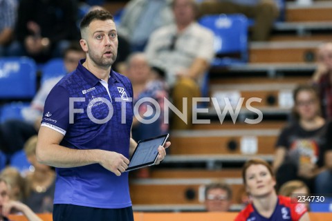  26.10.2019 RZESZOW <br />
SIATKOWKA <br />
LIGA SIATKOWKI KOBIET LSK 2019/2020 <br />
POLISH WOMEN'S VOLLEYBALL LEAGUE <br />
MECZ DEVELOPRES SKYRES RZESZOW - BANK POCZTOWY PALAC BYDGOSZCZ <br />
N/Z PIOTR MATELA - I TRENER ( HEAD COACH ) SYLWETKA <br />
 