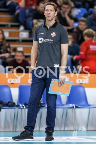  08.11.2019 RZESZOW <br />
SIATKOWKA <br />
LIGA SIATKOWKI KOBIET LSK 2019/2020 <br />
POLISH WOMEN VOLLEYBALL LEAGUE <br />
MECZ WISLA WARSZAWA - DEVELOPRES SKYRES RZESZOW <br />
N/Z STEPHANE ANTIGA - I TRENER ( HEAD COACH ) SYLWETKA <br />
 