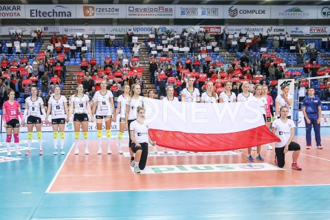  08.11.2019 RZESZOW <br />
SIATKOWKA <br />
LIGA SIATKOWKI KOBIET LSK 2019/2020 <br />
POLISH WOMEN VOLLEYBALL LEAGUE <br />
MECZ WISLA WARSZAWA - DEVELOPRES SKYRES RZESZOW <br />
N/Z OPRAWA DOPING FLAGA BIALO CZERWONE BARWY KARTONIADA AKCJA NIEPODLEGLA <br />
 