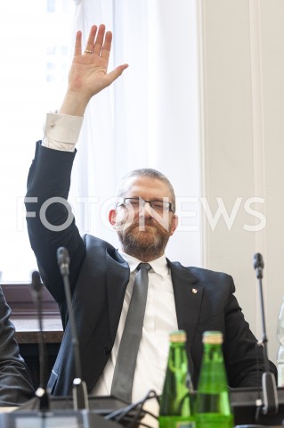  14.11.2019 WARSZAWA SEJM<br />
DZIEN W SEJMIE<br />
KOMISJA OBRONY NARODOWEJ<br />
N/Z GRZEGORZ BRAUN<br />
 