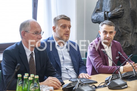  14.11.2019 WARSZAWA SEJM<br />
DZIEN W SEJMIE<br />
N/Z ADRIAN ZANDBERG ROBERT KWIATKOWSKI KRZYSZTOF GAWKOWSKI<br />
 