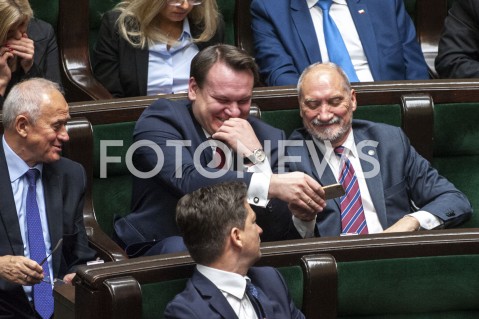 19.11.2019 WARSZAWA SEJM<br />
POSIEDZENIE SEJMU<br />
EXPOSE<br />
N/Z DOMINIK TARCZYNSKI KRZYSZTOF TCHORZEWSKI ANTONI MACIEREWICZ <br />
 