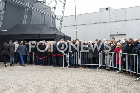  15.02.2020 WARSZAWA<br />
KONWENCJA WYBORCZA ANDRZEJA DUDY<br />
N/Z UCZESTNICY WYDARZENIA KOLEJKA DO WEJSCIA<br />
 