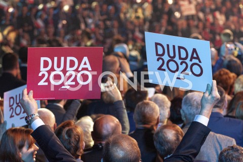  15.02.2020 WARSZAWA<br />
KONWENCJA WYBORCZA ANDRZEJA DUDY<br />
N/Z UCZESTNICY WYDARZENIA Z TRANSPARENTAMI<br />
 