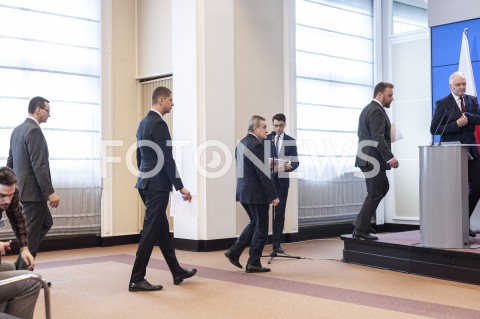  11.03.2020 WARSZAWA KPRM<br />
KONFERENCJA W KPRM NA TEMAT ZAMKNIECIA SZKOL<br />
N/Z JAROSLAW GOWIN PREMIER MATEUSZ MORAWIECKI LUKASZ SZUMOWSKI DARIUSZ PIONTKOWSKI PIOTR GLINSKI<br />
 