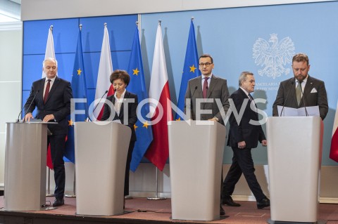  11.03.2020 WARSZAWA KPRM<br />
KONFERENCJA W KPRM NA TEMAT ZAMKNIECIA SZKOL<br />
N/Z JAROSLAW GOWIN MARLENA MALAG PREMIER MATEUSZ MORAWIECKI LUKASZ SZUMOWSKI PIOTR GLINSKI<br />
 
