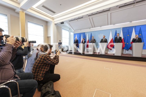  11.03.2020 WARSZAWA KPRM<br />
KONFERENCJA W KPRM NA TEMAT ZAMKNIECIA SZKOL<br />
N/Z JAROSLAW GOWIN MARLENA MALAG PREMIER MATEUSZ MORAWIECKI LUKASZ SZUMOWSKI DARIUSZ PIONTKOWSKI PIOTR GLINSKI DZIENNIKARZE<br />
 