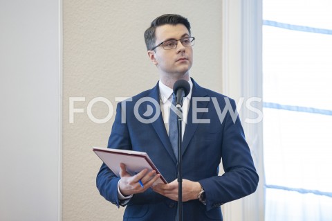  11.03.2020 WARSZAWA KPRM<br />
KONFERENCJA W KPRM NA TEMAT ZAMKNIECIA SZKOL<br />
N/Z PIOTR MULLER MUELLER<br />
 