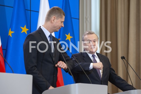  11.03.2020 WARSZAWA KPRM<br />
KONFERENCJA W KPRM NA TEMAT ZAMKNIECIA SZKOL<br />
N/Z DARIUSZ PIONTKOWSKI PIOTR GLINSKI POWITANIE LOKCIEM<br />
 