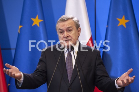  11.03.2020 WARSZAWA KPRM<br />
KONFERENCJA W KPRM NA TEMAT ZAMKNIECIA SZKOL<br />
N/Z PIOTR GLINSKI<br />
 