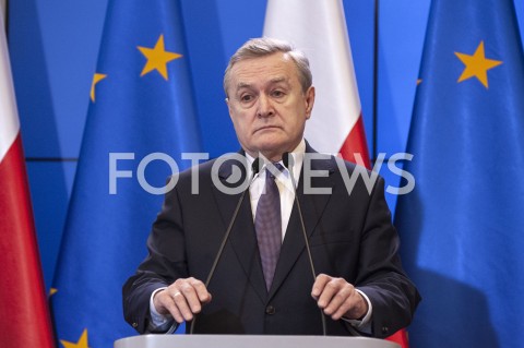  11.03.2020 WARSZAWA KPRM<br />
KONFERENCJA W KPRM NA TEMAT ZAMKNIECIA SZKOL<br />
N/Z PIOTR GLINSKI<br />
 